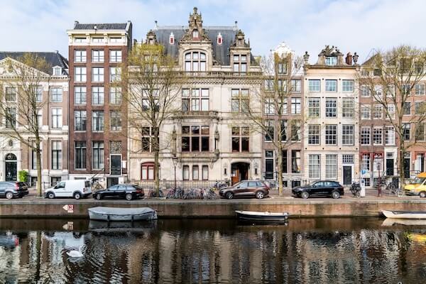Voorkant gebouw NIOD, met op de voorgrond een gracht.